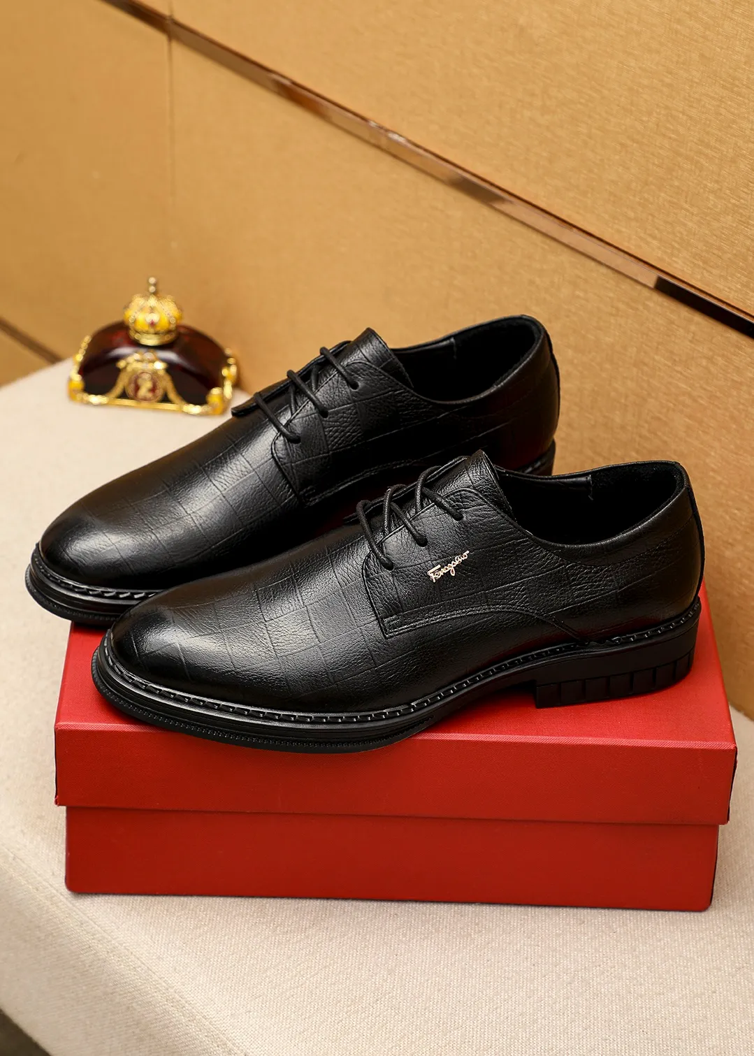 Men's shoes 💰462 💐 Product trademark: Ferragamo "Ferragamo" business leather shoes Regular size: 38-44 (45.46🉑️customized) Product materials: Selected imported first-layer calfskin embossed upper + luxury hardware buckle, imported water-dyed cow leather lining. Strong three-dimensional visual effect, rubber outsole Color: 1⃣️color optional